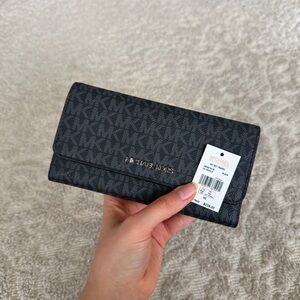 Michael Kors Jet Set Travel Large Trifold Leather Wallet - Black
BRAND NEW / NWT